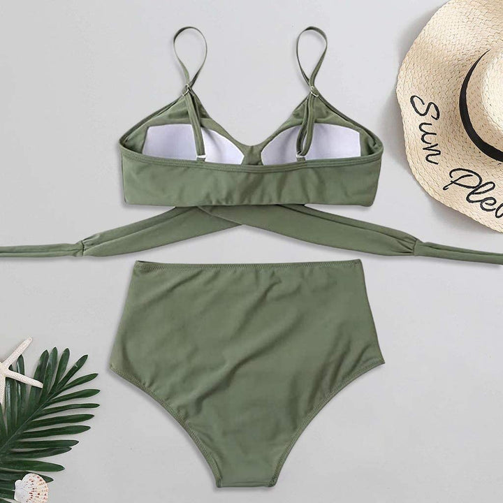 Zij-aanzicht van de kleurrijke high waisted bikini voor dames, comfortabel en stijlvol om te zwemmen.