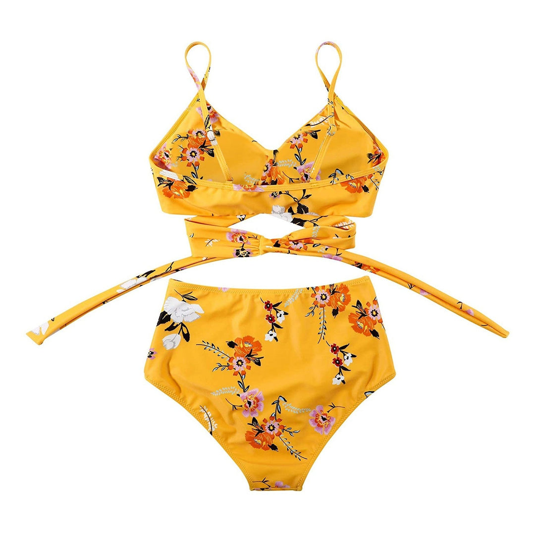 Kleurrijke high waisted bikini voor dames, ideale zomerse badkleding met vrolijk bloemenpatroon.