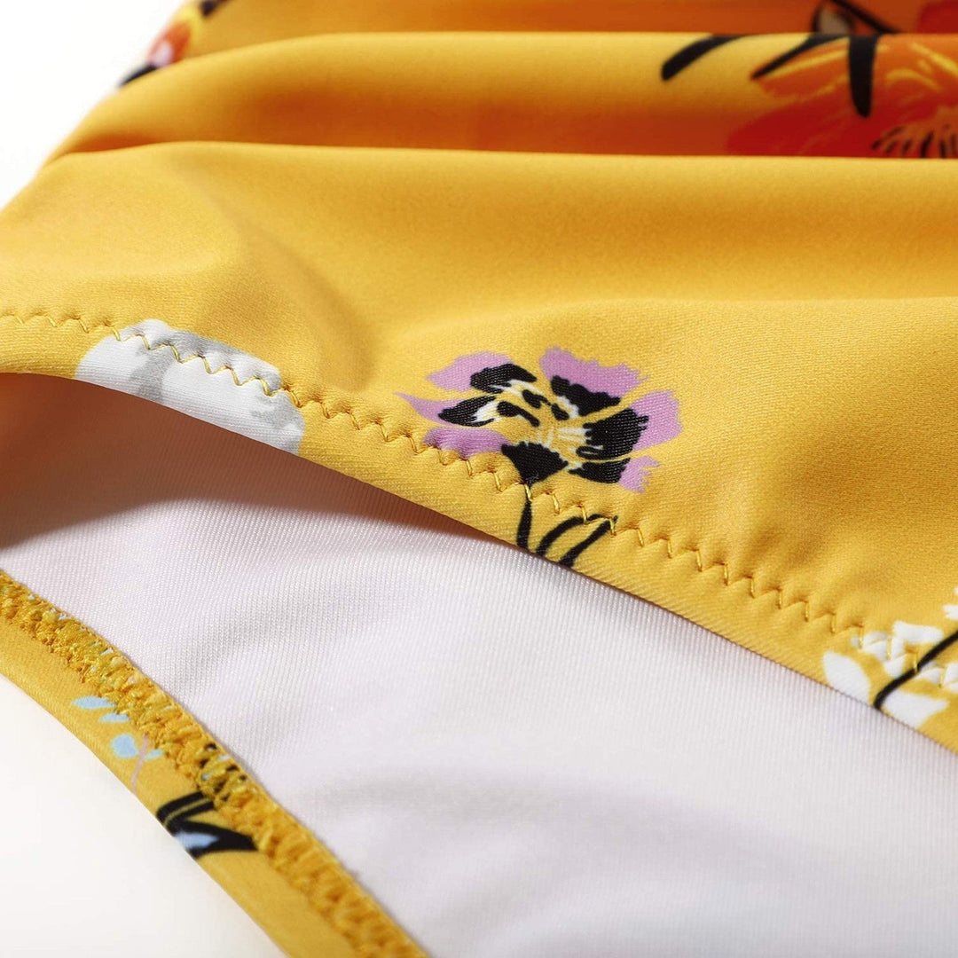Model draagt kleurrijke highwaist dames bikini, trendy zwemkleding voor een zonnige stranddag.