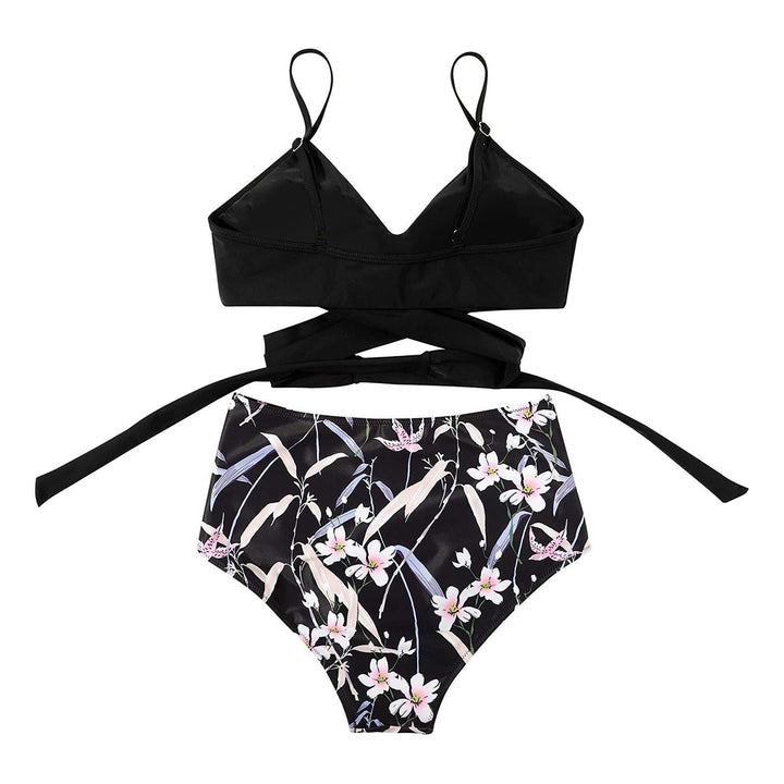 Flat lay van een complete kleurrijke highwaist bikini set, dames zwemkleding voor zomerse dagen.