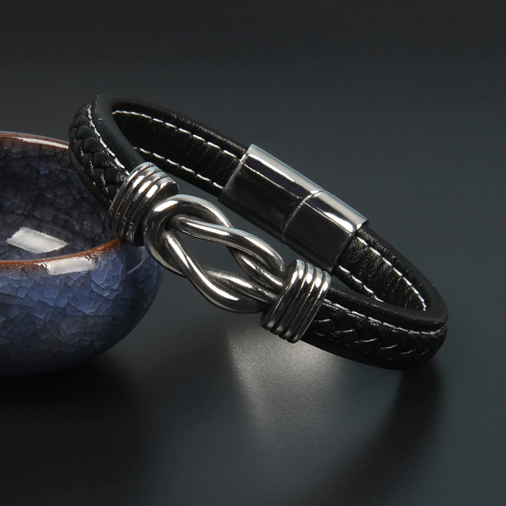 Dames infinity lederen knoop armband in zwart met magnetische sluiting, stijlvol & robuust voor dagelijks gebruik.