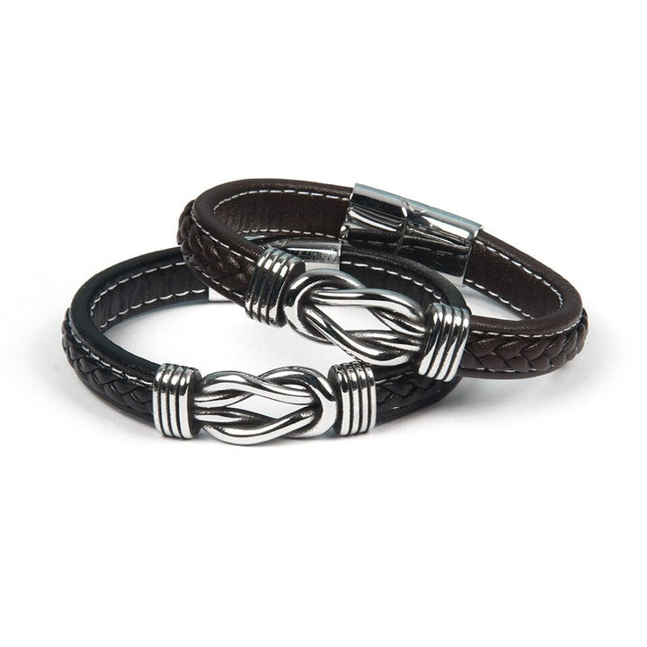 Gedetailleerde foto van bruine lederen damesarmband, infinity symbool en knoop design, met stevige sluiting.