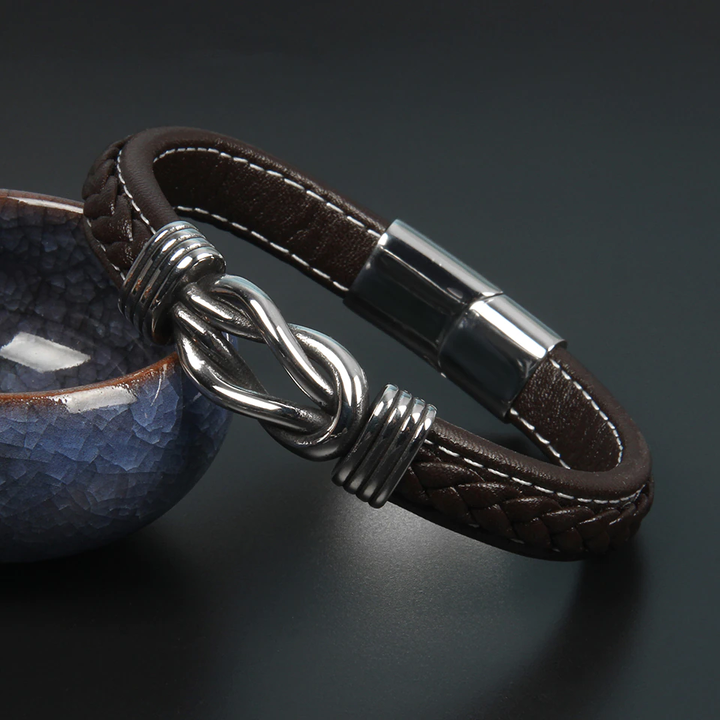 Bruine lederen damesarmband met infinity knoop design en stevige magnetische sluiting, duurzaam accessoire.