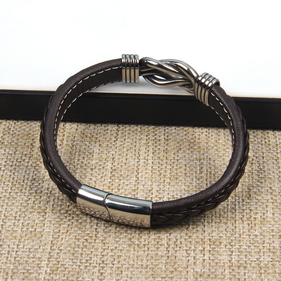 Unieke lederen infinity knoop armband voor dames, perfect als stijlvol sieraad en dagelijks accessoire.