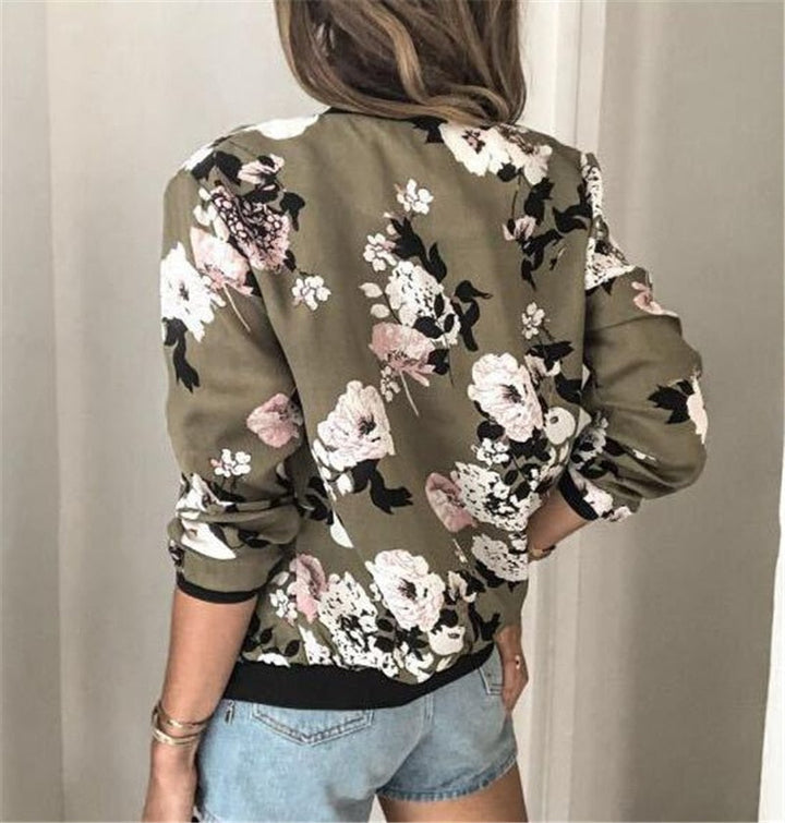 Modieuze dames jas met vrolijke bloemenprint. Perfecte aanvulling op casual dameskleding.