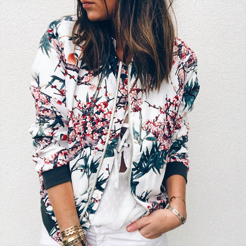 Close-up van de gedetailleerde bloemenprint op deze trendy dames lente- en zomerjas.