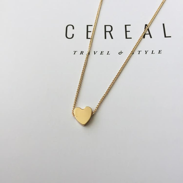Tijdloze gouden ketting met hartje symbool. Elegant sieraad, perfect als cadeau voor een speciale vrouw.