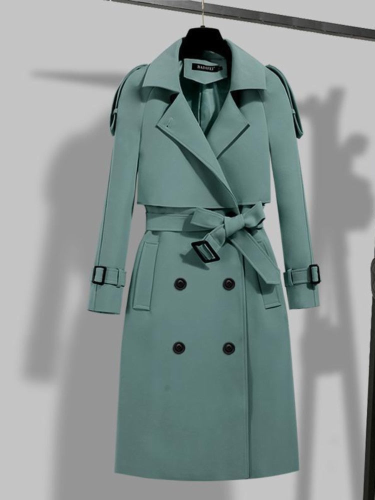 Model draagt een elegante, oversized KieraJacket dames trenchcoat. Tijdloze, lange jas perfect voor elk seizoen.