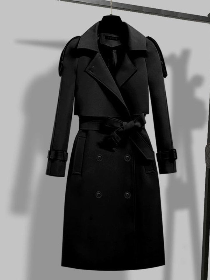 Stijlvolle KieraJacket dames trenchcoat met riem, knopen en brede revers. Ideaal als modieuze lange jas voor lente/herfst.