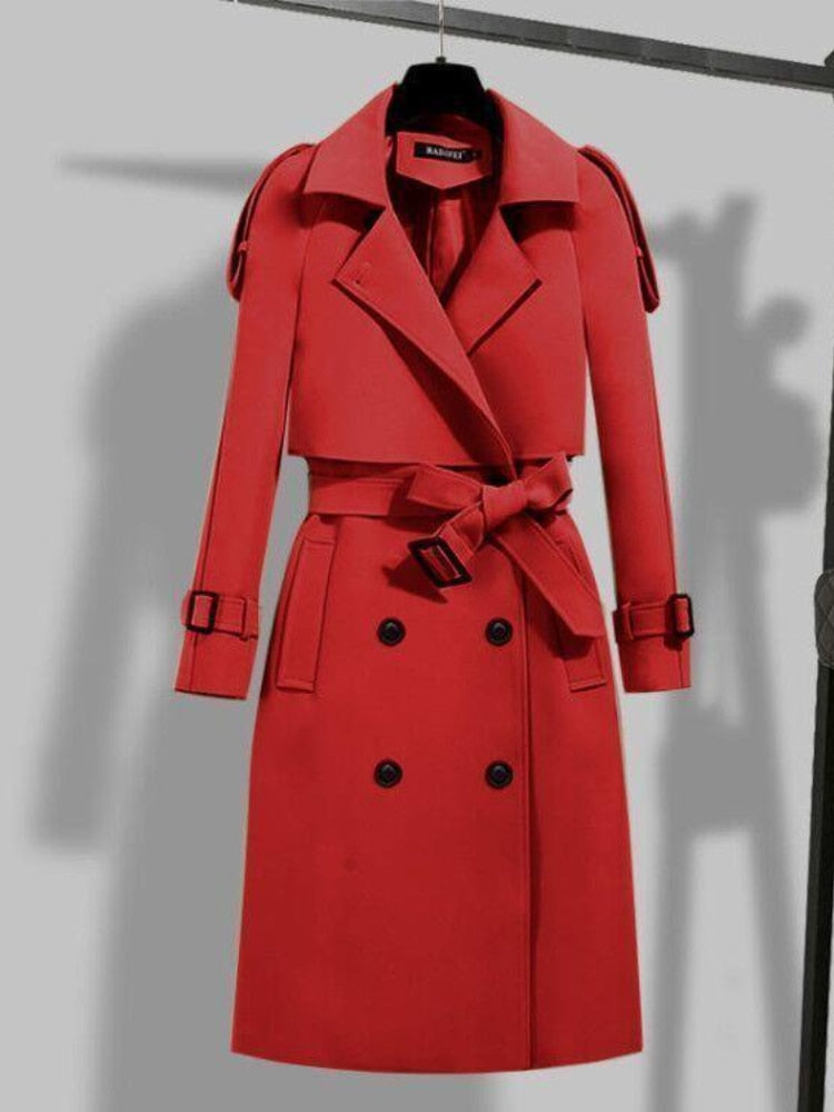 Achterkant van de modieuze KieraJacket dames trenchcoat. Comfortabele, oversized fit, perfect als stijlvolle tussenjas.