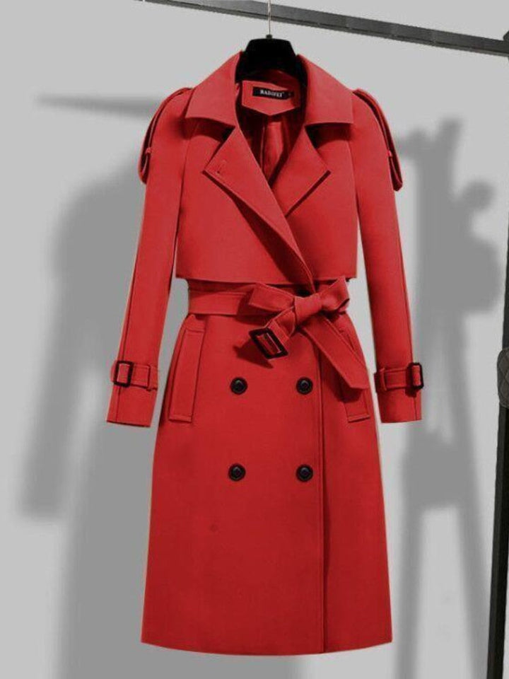 Achterkant van de modieuze KieraJacket dames trenchcoat. Comfortabele, oversized fit, perfect als stijlvolle tussenjas.