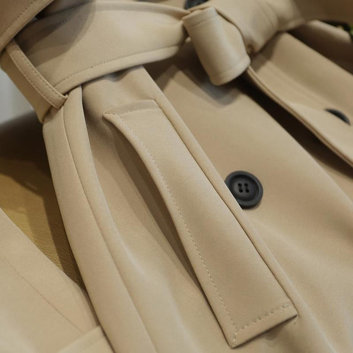 Veelzijdige KieraJacket dames trenchcoat: een tijdloze, elegante lange jas voor lente, herfst en milde winters. Modieus.
