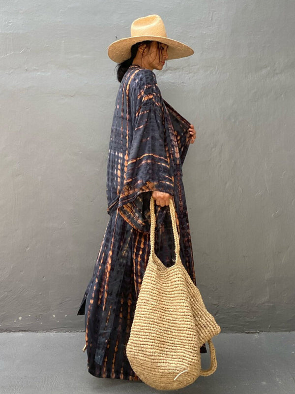 Dames kimono met strikriem gestyled voor een veelzijdige lagenlook, modieuze dameskleding.