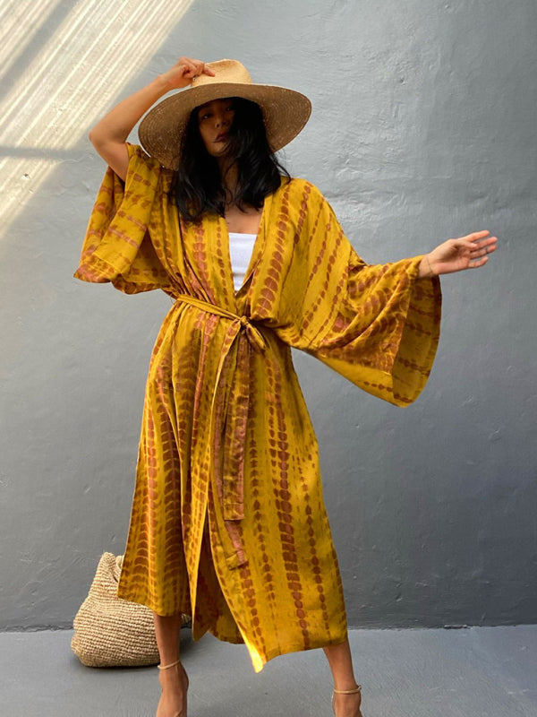 Strandkleding: modieuze dames kimono met strikriem, geweven design, trendy voor vakantie.
