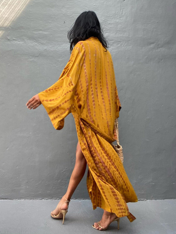 Achterzijde van de trendy geweven dames kimono met strikriem, veelzijdige zomer bovenkleding.