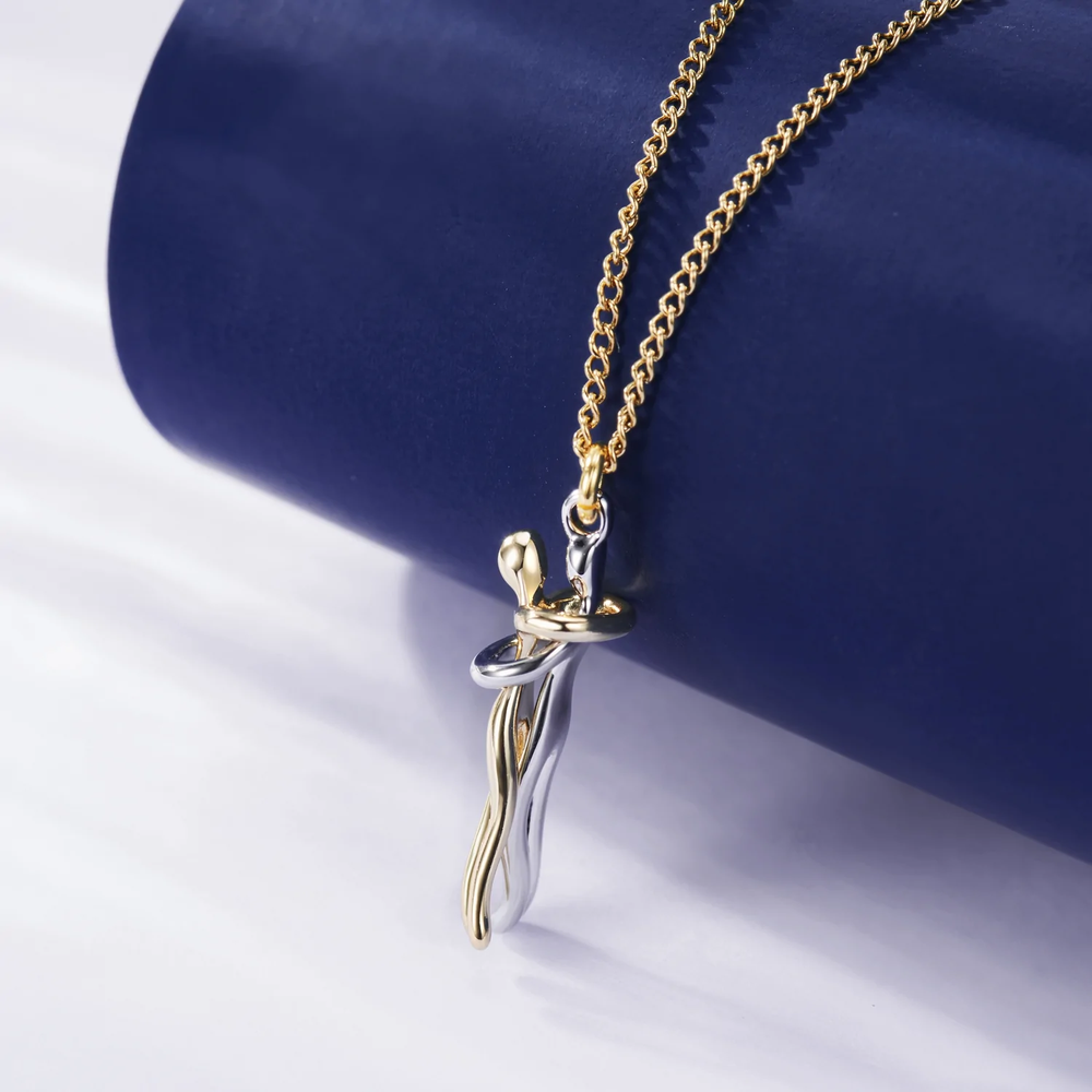 Stijlvolle zilverkleurige knuffelketting voor dames, perfect als liefdesketting of cadeau.