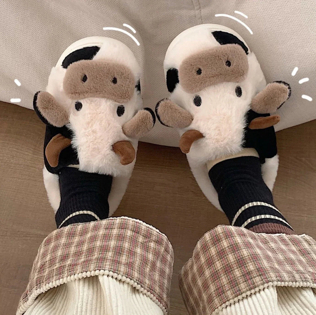 Stijlvolle dames koe slippers, ultiem comfort en warmte. Perfecte modieuze huisschoenen met leuke print.