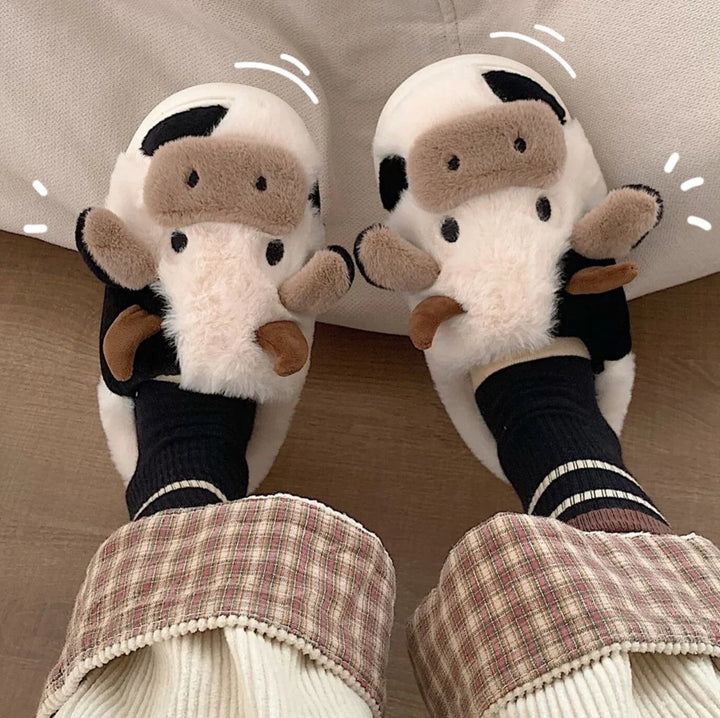 Stijlvolle dames koe slippers, ultiem comfort en warmte. Perfecte modieuze huisschoenen met leuke print.