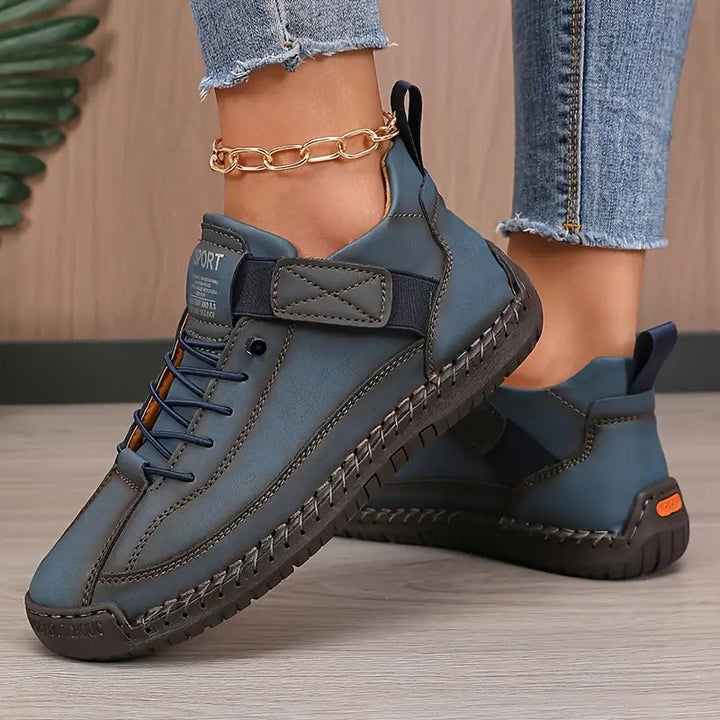 Dames draagt comfortabele, ademende vetersneakers; stijlvol en veelzijdig voor casual mode en dagelijkse activiteiten.