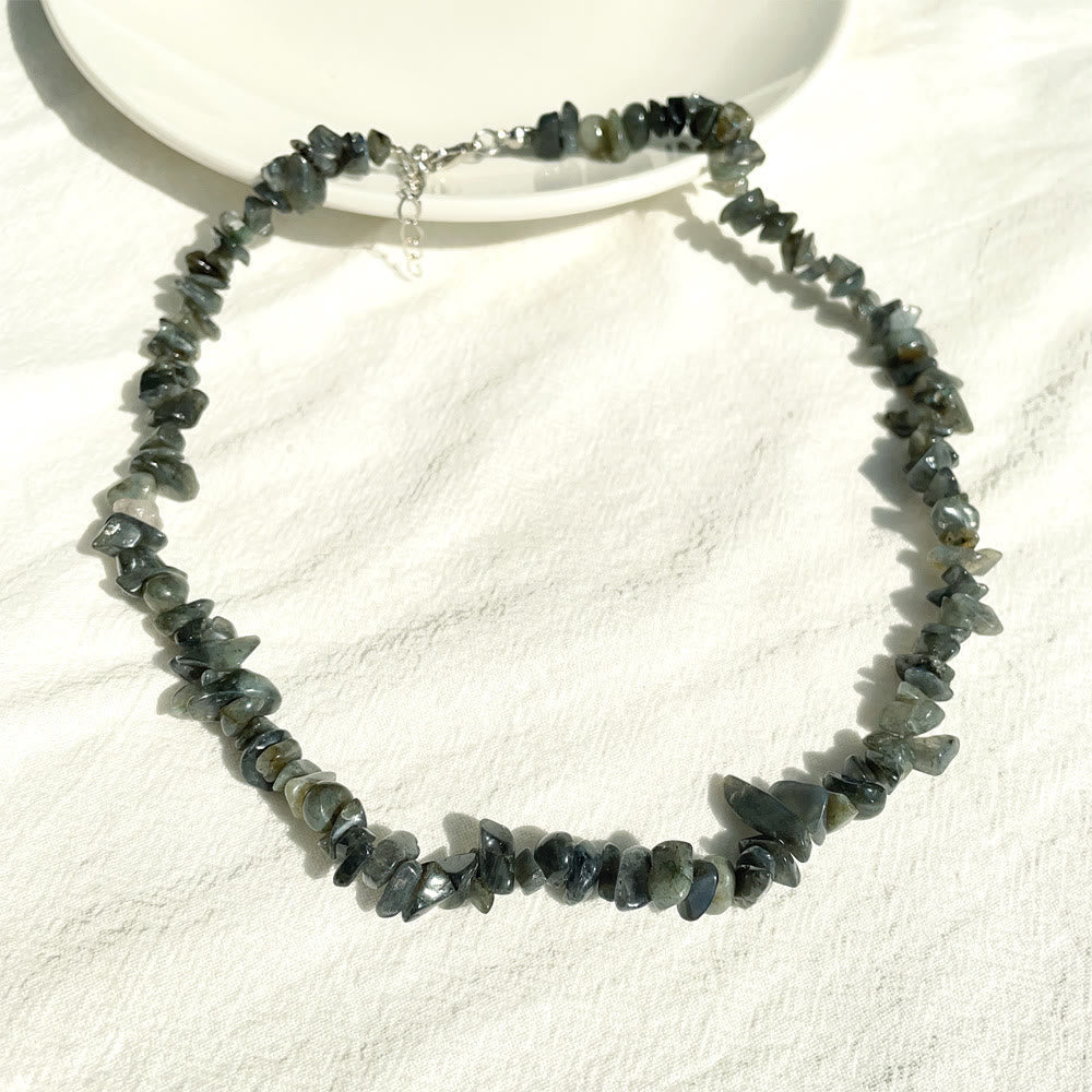 Dames ketting van gepolijst edelsteen, met energie en uniek design.