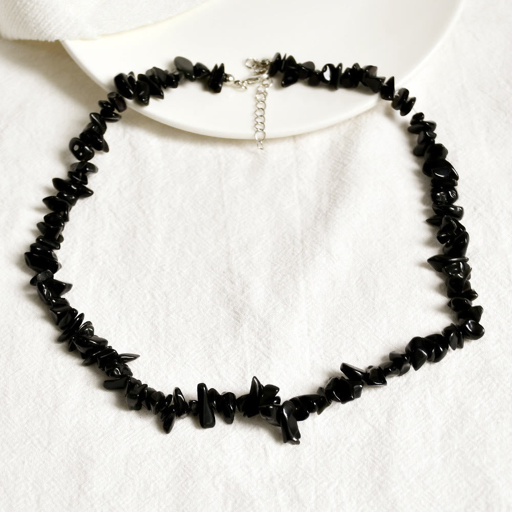 Spirituele damesketting met uniek gevormde natuursteen, geeft energie.