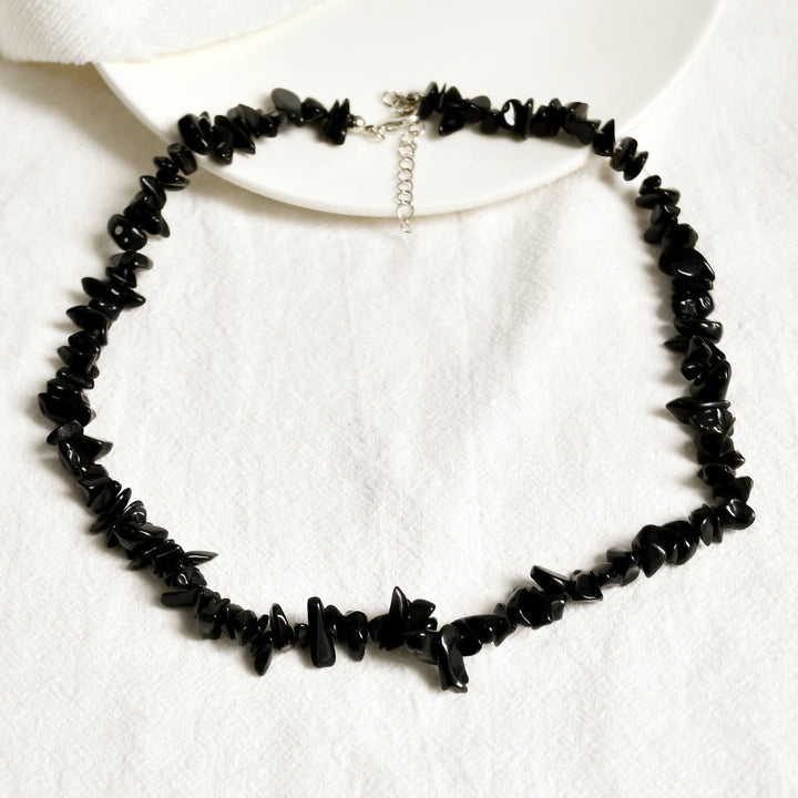 Spirituele damesketting met uniek gevormde natuursteen, geeft energie.