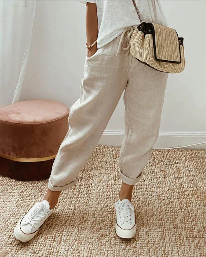 Blauwe linnen dames broek Meav, ademend en comfortabel, perfect voor een frisse en elegante zomerse uitstraling.