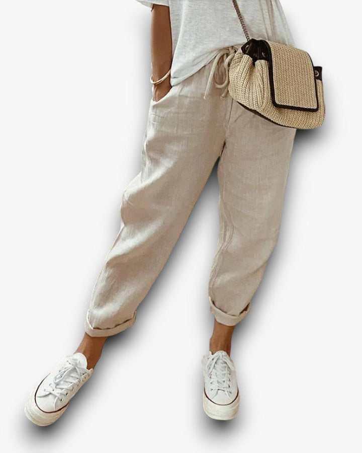 Groene linnen damesbroek Meav, comfortabel en stijlvol, veelzijdig te combineren voor een zomerse look.