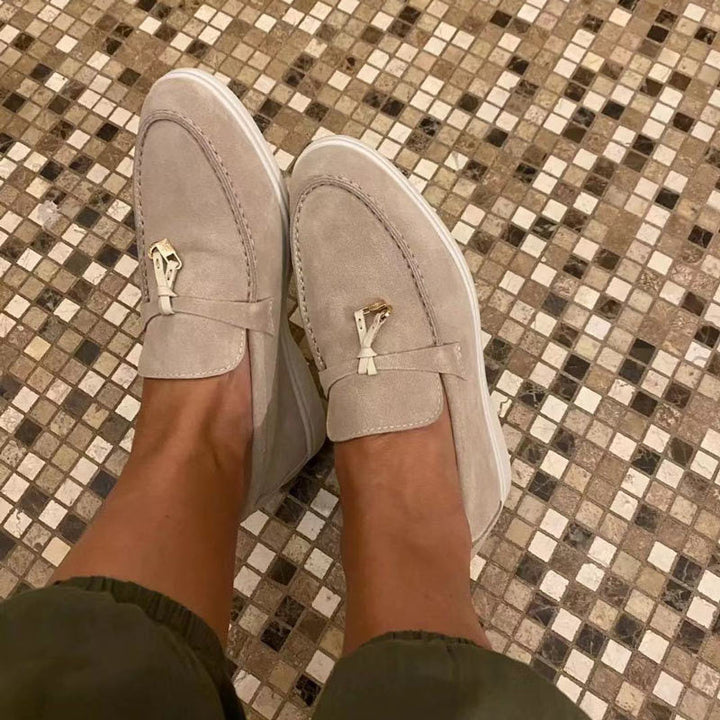 Dames loafers met gepunte teen, perfect voor lente. Zwarte slip-on schoenen, comfortabel & stijlvol.