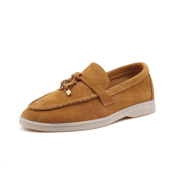 Vooraanzicht zwarte dames loafers met elegante gepunte teen. Stijlvolle en comfortabele slip-on schoenen voor lente.