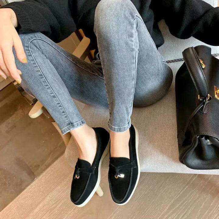 Grijze dames loafers met gepunte teen, comfortabele slip-on schoenen voor lente. Casual elegante platte schoenen.
