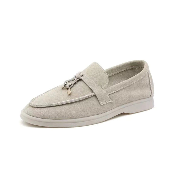 Bruine dames loafers met gepunte teen. Stijlvolle en comfortabele platte lente schoenen voor vrouwen.