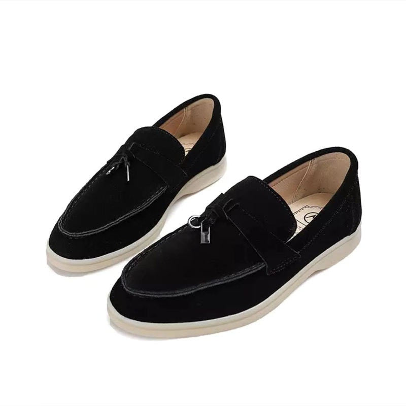 Bovenaf gezien: Zwarte dames loafers met gepunte teen. Platte en comfortabele slip-on schoenen, ideaal voor lente.