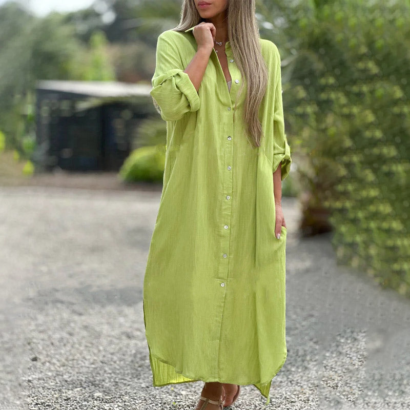 Model draagt casual luchtige polojurk Marlene, perfect voor ontspannen zomerdagen.