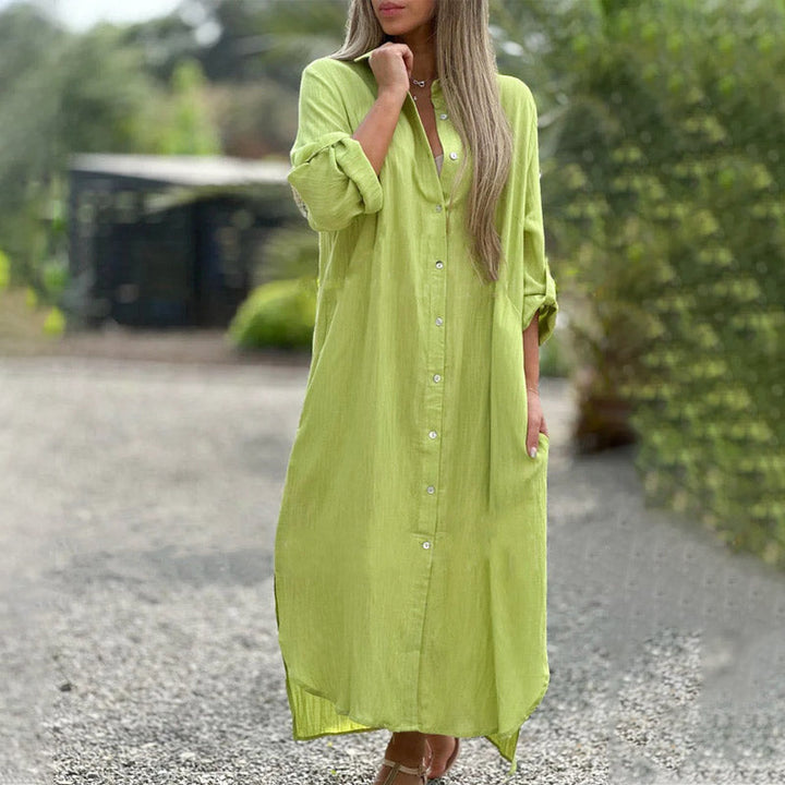Model draagt casual luchtige polojurk Marlene, perfect voor ontspannen zomerdagen.
