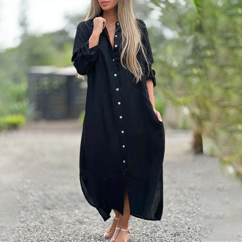 Close-up van de polokraag en knoopsluiting van deze luchtige dames shirtjurk.