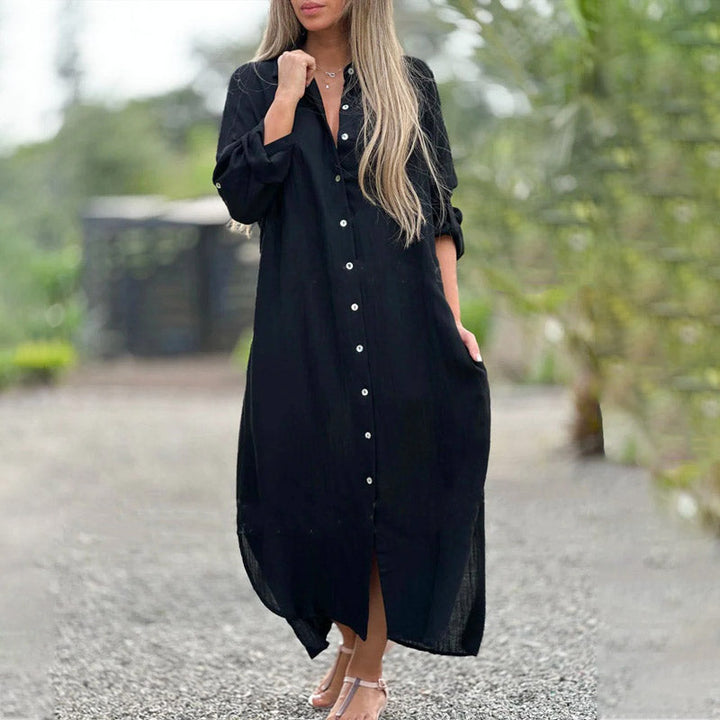 Close-up van de polokraag en knoopsluiting van deze luchtige dames shirtjurk.
