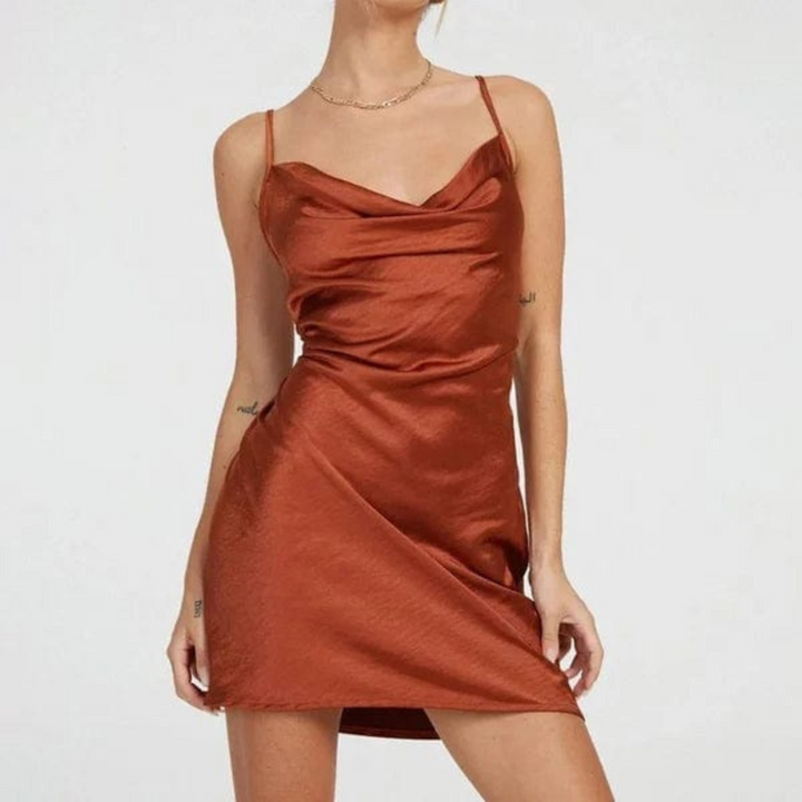 Dames elegante zomerjurk met spaghettibandjes, V-hals en ruches kraag. Heerlijk licht en comfortabel.