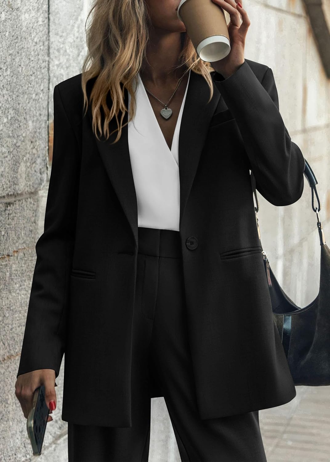 Stijlvolle Mia damesoutfit: veelzijdige blazer en comfortabele pantalon. Chique en modern.