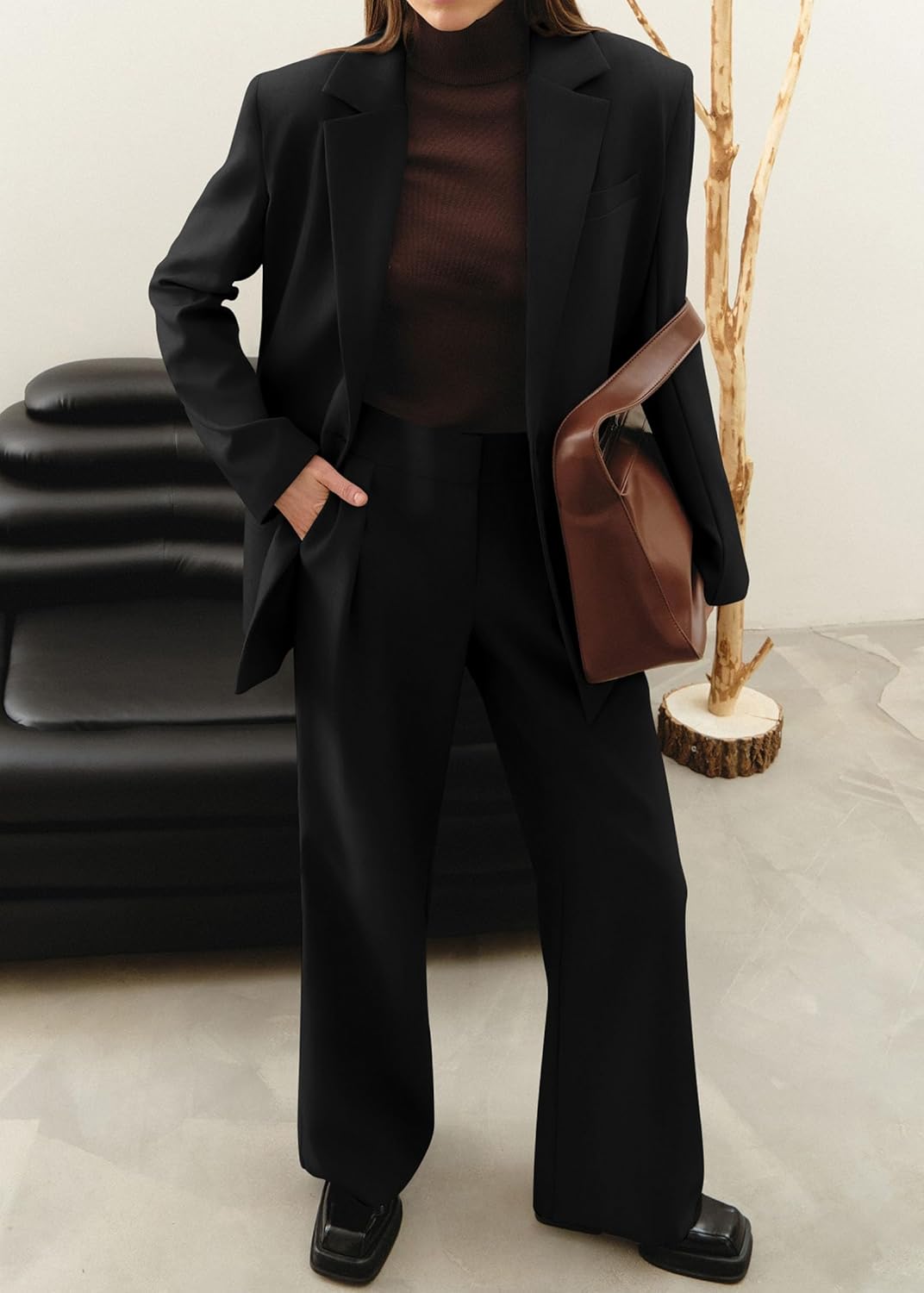 Chic damespak Mia: modieuze blazer en elegante pantalon. Ideaal voor elke zakelijke afspraak.