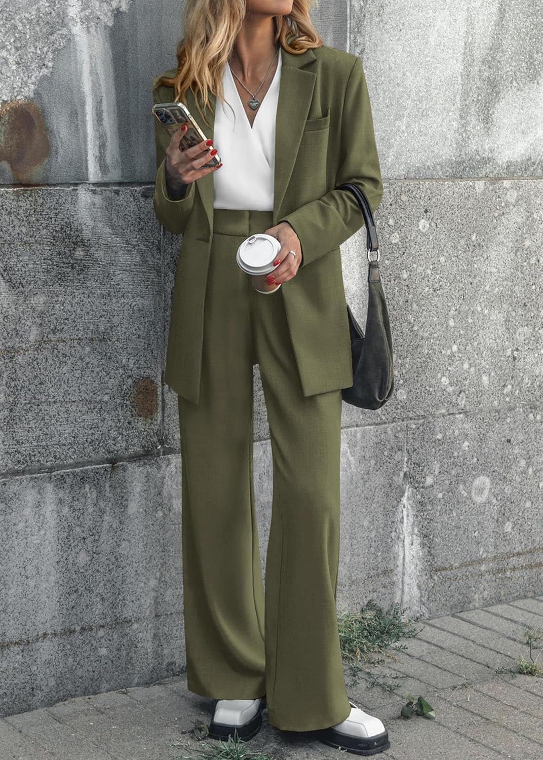 Elegante dames blazer-pantalon set, perfect voor zakelijk en casual. Stijlvolle Mia outfit.