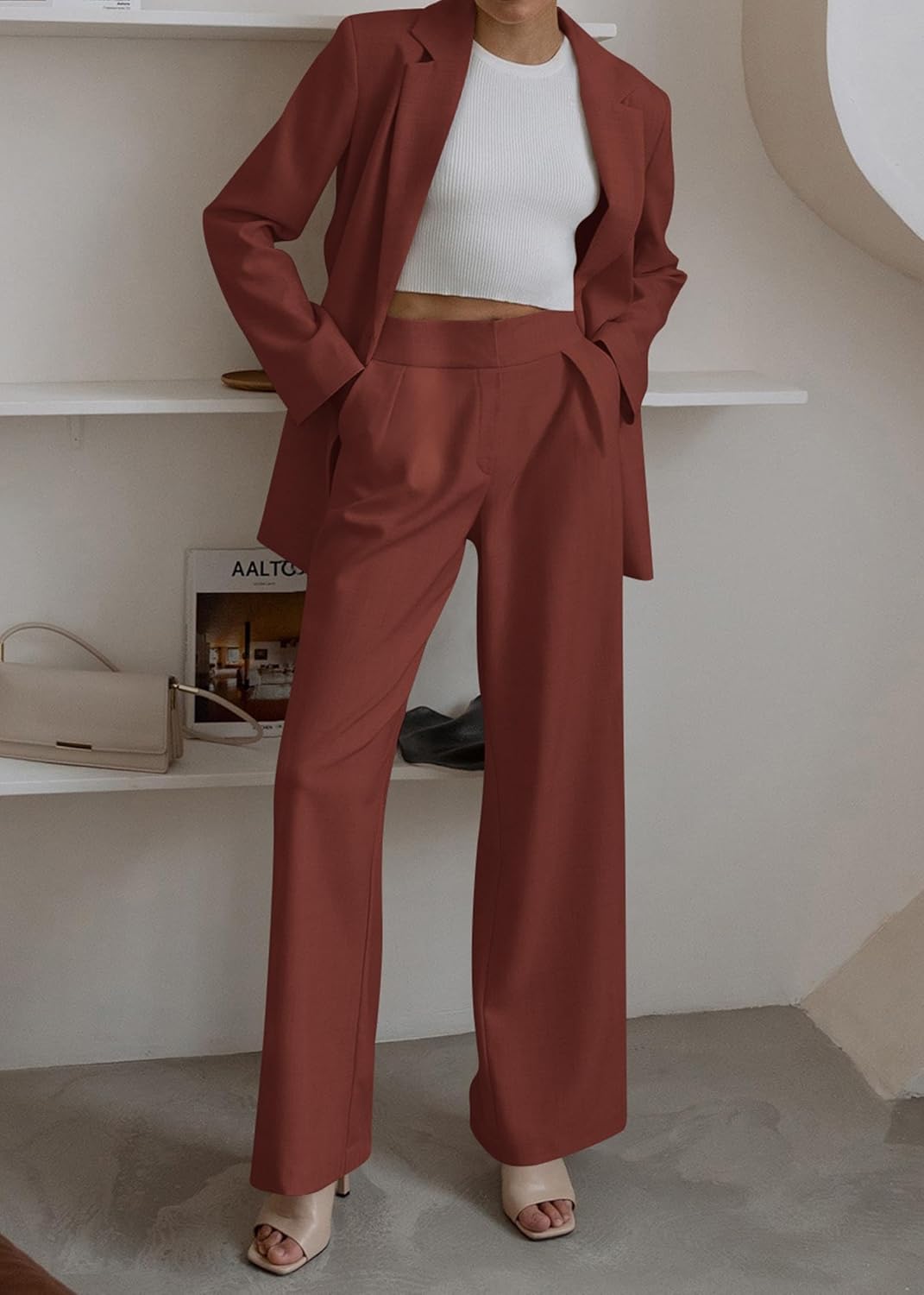 Dames Mia set: stijlvolle blazer en rechte pantalon. Modieus en comfortabel voor elk seizoen.