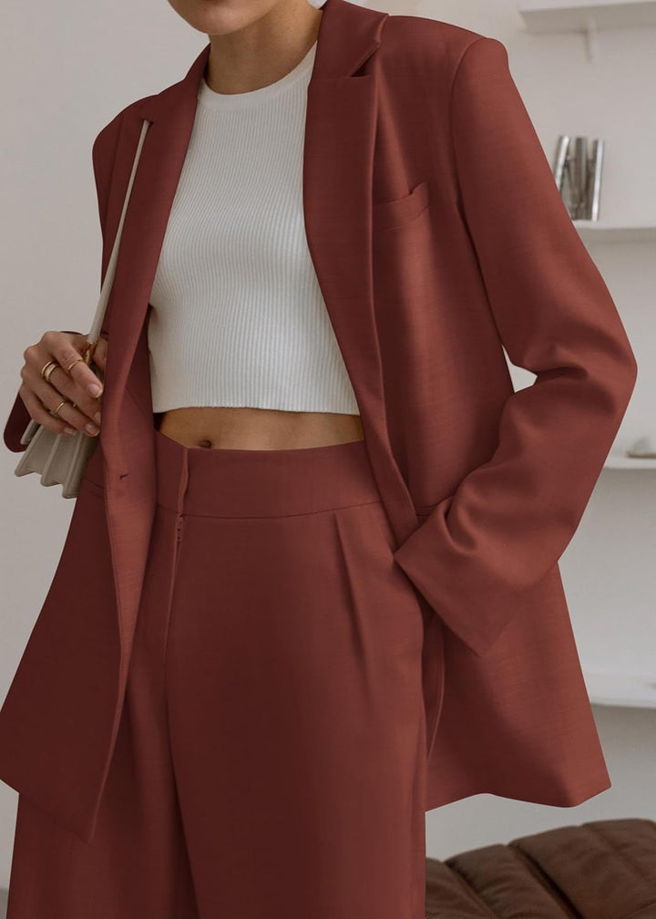 Chic dames pak Mia. Een elegante blazer en passende pantalon, perfect voor kantoorkleding.