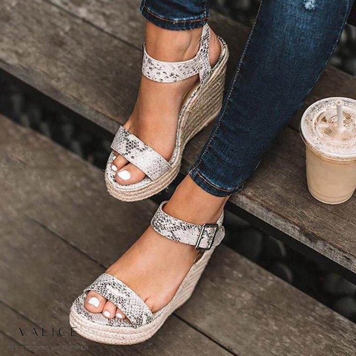 Mila orthopedische sleehak sandalen voor dames, met verstelbare gesp, bieden stijl en comfort voor elke dag.