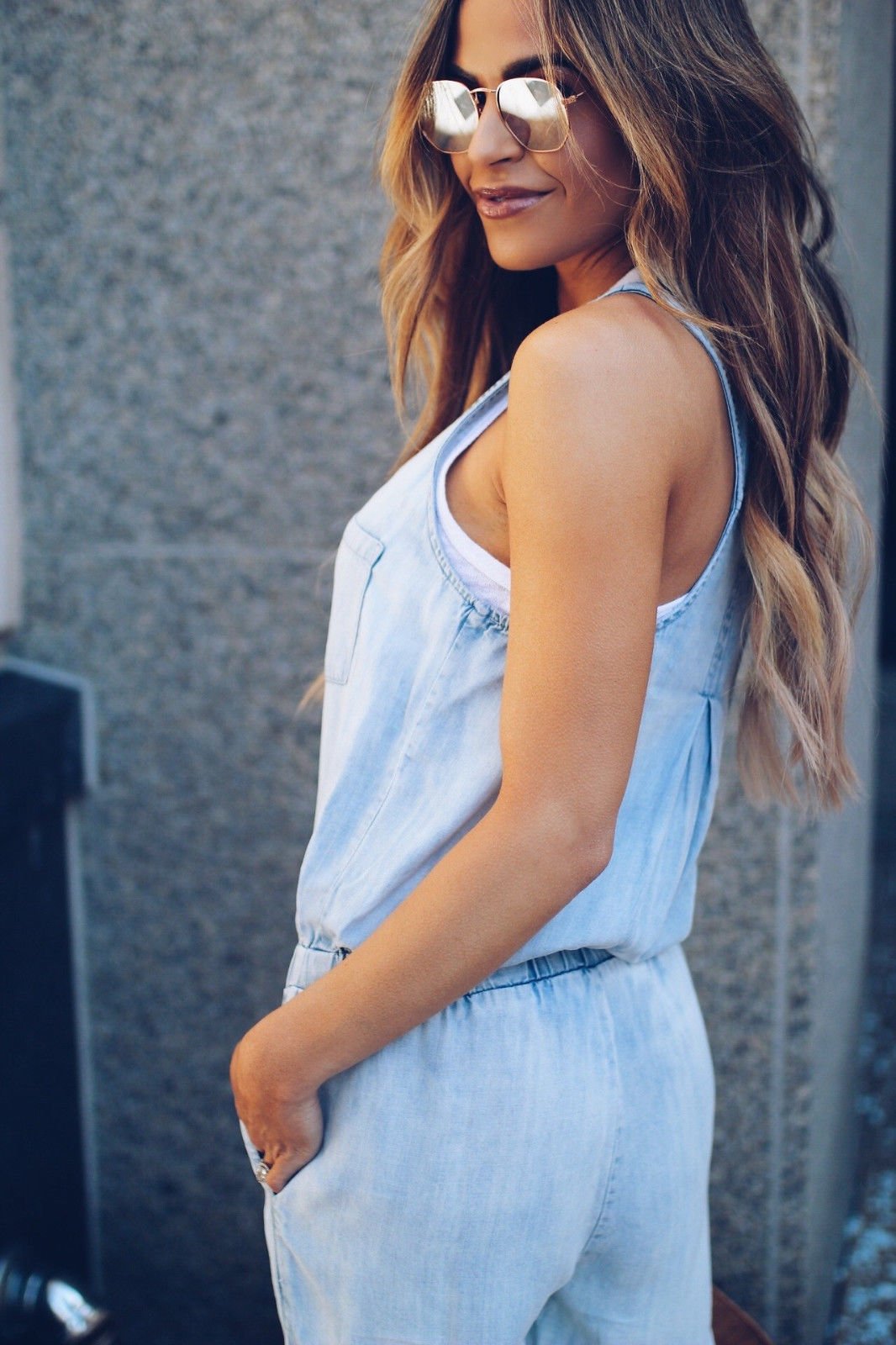 Elegante dames jumpsuit, mouwloos en enkellengte, perfect voor een casual zomerlook. Met praktisch trekkoord.