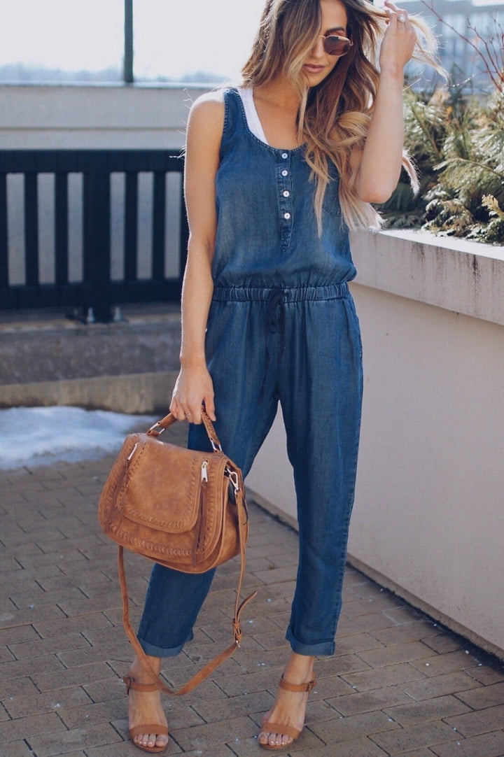 Comfortabele eendelige dames jumpsuit, mouwloos met trekkoord, ideaal voor ontspannen zomerkleding.