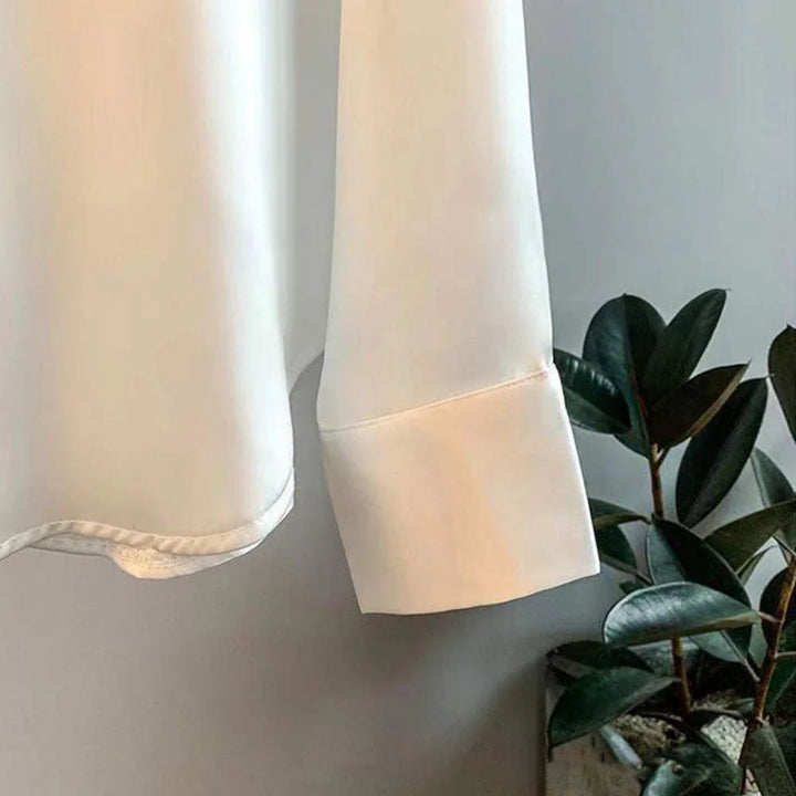 Klassieke Myra damesblouse, effen en stijlvol, met lange mouwen. Elegante top voor zowel zakelijk als casual gebruik.