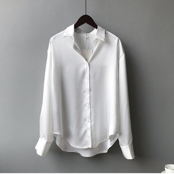 Comfortabele Myra damesblouse, losse pasvorm en lange mouwen. Chic en modern, geschikt voor casual kleding.
