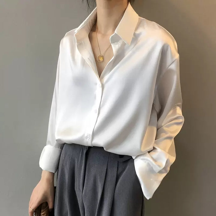 Tijdloze dames Myra blouse, effen en elegant, met lange mouwen. Een must-have voor klassieke damesmode.