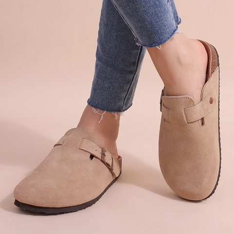 Zijaanzicht dames orthopedische instappers, ergonomisch ontworpen voor comfort en voetondersteuning.